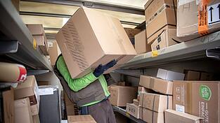 Mehrere Milliarden Pakete gelangten 2024 über Onlineplattformen in die EU gelangt. Die Bundesregierung will geltendes Recht nun besser durchsetzen. (Symbolbild)