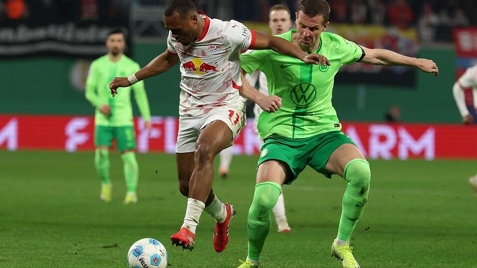 Umkämpftes Spiel: Leipzigs Loïs Openda (l.) gegen Wolfsburgs Denis Vavro.