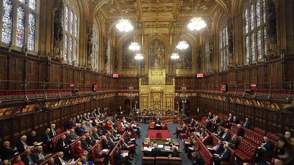 Rote Lederb&auml;nke ziehen sich entlang der W&auml;nde, vergoldete Ornamente gl&auml;nzen im Licht der Kronleuchter. Vorne in der Mitte liegt der mit Wolle gef&uuml;llte Woolsack - ein rotes Sitzkissen von bemerkenswerter Gr&ouml;&szlig;e. Wohl eines der eigenwilligsten M&ouml;belst&uuml;cke der politischen Welt. Darauf nimmt der Lord Speaker Platz, der die Sitzungen leitet und das Haus nach au&szlig;en vertritt.