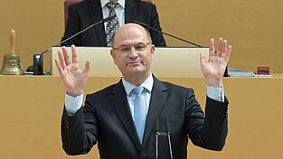 Bayerns Finanzminister Albert F&uuml;racker (CSU) hat es nicht leicht: Er muss im laufenden Jahr ebenso wie 2027 mit r&uuml;ckl&auml;ufigen Steuereinnahmen rechnen &ndash; zumindest im Vergleich zu den bisherigen Prognosen. (Archivbild)