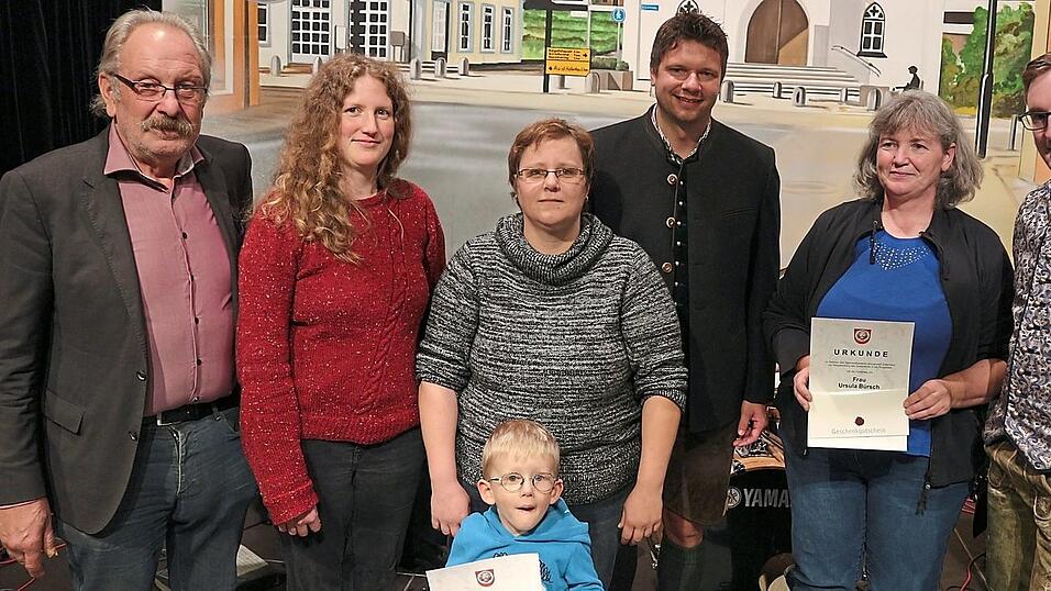 Unser Bild zeigt die Preisverleihung mit Bürgermeister Jakob Hartl, Alexandra Jestadt und Daniela Prummer von der Elterninitiative, Gemeinde-Geschäftsleiter Michael Reithmeier Ursula Bürsch und Lenkungsausschuss-Vorsitzenden Rainer Klier. Unser Bild zeigt die Preisverleihung mit Bürgermeister Jakob Hartl, Alexandra Jestadt und Daniela Prummer von der Elterninitiative, Gemeinde-Geschäftsleiter Michael Reithmeier Ursula Bürsch und Lenkungsausschuss-Vorsitzenden Rainer Klier.