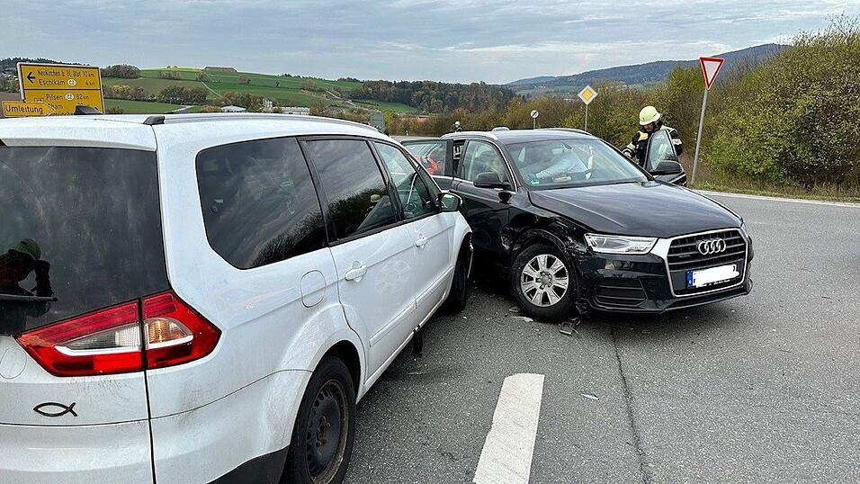 Sechs Personen erlitten leichte beziehungsweise mittelschwere Verletzungen bei diesem Unfall am Samstagvormittag. Sechs Personen erlitten leichte beziehungsweise mittelschwere Verletzungen bei diesem Unfall am Samstagvormittag.