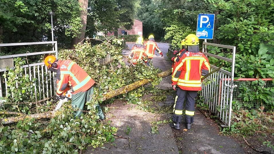 Mehr als 40 Eins&auml;tze hatten die L&ouml;schz&uuml;ge der Landshuter Feuerwehr im Zuge des Unwetters zu absolvieren.