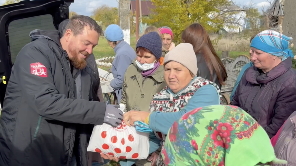 Verteilung von Lebensmittelspenden durch den ukrainischen Space-Eye-Mitarbeiter Pfarrer Kirill Bondarenko in einem Ort in der N&auml;he von Mikolajew.