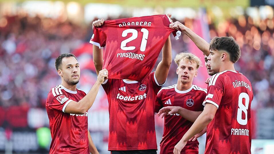 Beim Spiel gegen Hannover jubelten die N&uuml;rnberger Profis nach dem ersten Tor mit dem Trikot von Ioannis Masouras. (Archivbild)