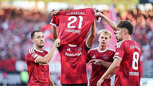 Beim Spiel gegen Hannover jubelten die Nürnberger Profis nach dem ersten Tor mit dem Trikot von Ioannis Masouras. (Archivbild) Beim Spiel gegen Hannover jubelten die Nürnberger Profis nach dem ersten Tor mit dem Trikot von Ioannis Masouras. (Archivbild)