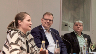 Carolin Wagner (SPD, von links), Ulrich Lechte (FDP) und Stefan Schmidt (Gr&uuml;ne) zogen Ende 2022 Zwischenbilanz nach einem Jahr Ampel-Koalition. Es laufe besser als in der vorherigen Regierung, stellten sie fest.