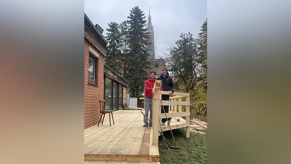 Jeremy H&uuml;ttner (links) und Valentin Weber auf der neugebauten Terrasse an der Zisler-Villa. Noch liegt viel Arbeit vor ihnen und ihrem Team, bevor der &bdquo;Gl&uuml;hgarten&ldquo; bereit f&uuml;r seine G&auml;ste ist.