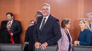 Alexander Schweitzer (SPD) bei seiner ersten Teilnahme an einer Kabinettssitzung im Kanzleramt.