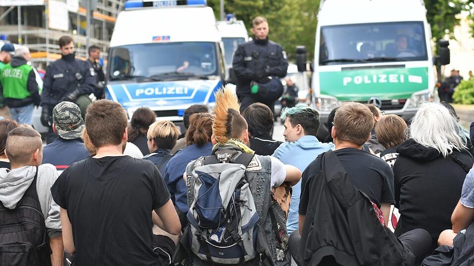 Gefällt nicht: Mit einer Sitzblockade protestieren Leute in Berlin gegen eine Aktion der 'Identitären Bewegung'. Gefällt nicht: Mit einer Sitzblockade protestieren Leute in Berlin gegen eine Aktion der 'Identitären Bewegung'.