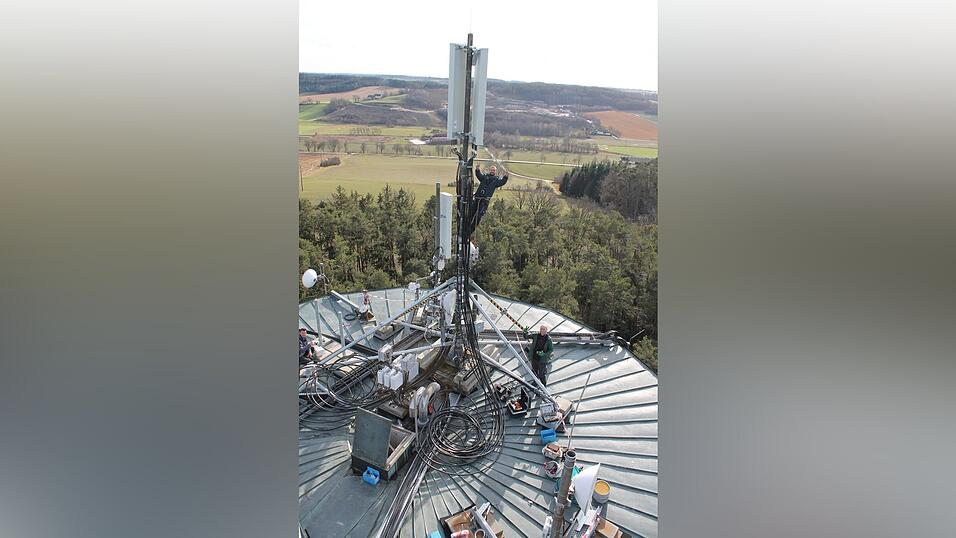 Zuletzt hatten Techniker im Februar die Anlage auf dem Wasserturm erneuert. Furth will den Ausbau des Mobilfunknetzes nun selbst vorantreiben. Zuletzt hatten Techniker im Februar die Anlage auf dem Wasserturm erneuert. Furth will den Ausbau des Mobilfunknetzes nun selbst vorantreiben.