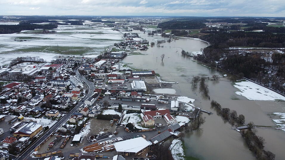 In Vilsbiburg wurden erste Straßen überschwemmt.. In Vilsbiburg wurden erste Straßen überschwemmt..