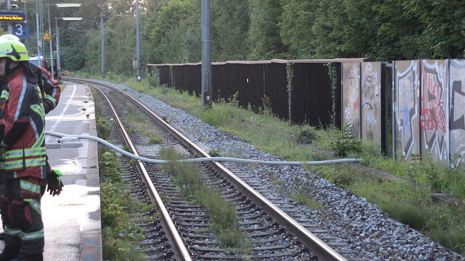 Die Wasserversorgung konnte über die Gleise sichergestellt werden. Der Bahnbetrieb musste dafür zeitweise eingestellt werden. Die Wasserversorgung konnte über die Gleise sichergestellt werden. Der Bahnbetrieb musste dafür zeitweise eingestellt werden.