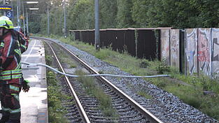 Die Wasserversorgung konnte über die Gleise sichergestellt werden. Der Bahnbetrieb musste dafür zeitweise eingestellt werden.