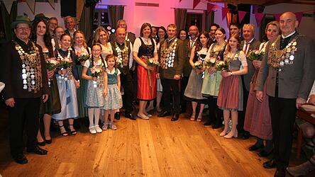 Ein imposantes Bild bot der Einzug aller Sch&uuml;tzenk&ouml;nige.