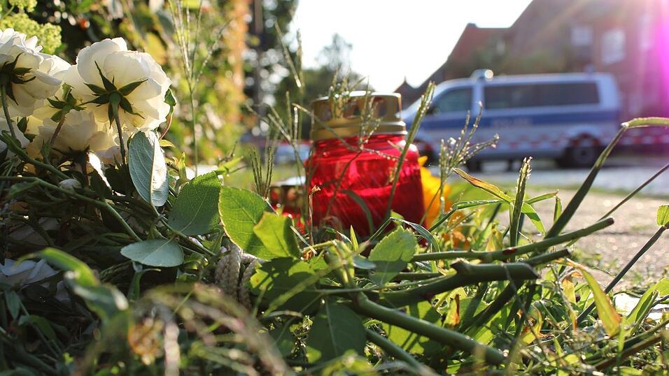 Die Anteilnahme ist gro&szlig;: Menschen legten Blumen nahe dem Geb&auml;ude der Mutter-Kind-Wohngruppen nieder und stellten Kerzen auf.