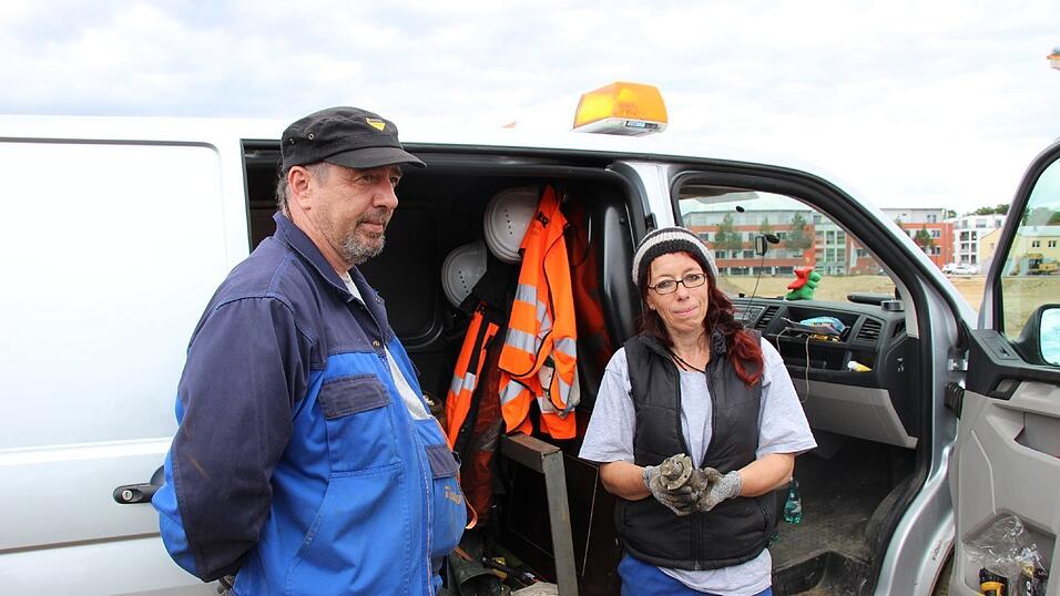 Sprengmeister Michael Filips und Janine Strobl von Tauber Kampfmittelbeseitigung. Strobl hält den Heckzünder der Fliegerbombe. Dieser musste diesmal eigens gesprengt werden.