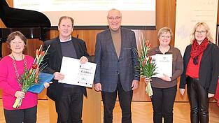 Sie nehmen von Landrat Franz L&ouml;ffler den Umweltschutzpreis entgegen.