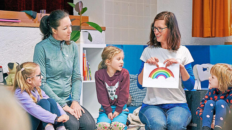 Eine Sprachanimateurin versteht es, die Kinder zu begeistern. Eine Sprachanimateurin versteht es, die Kinder zu begeistern.