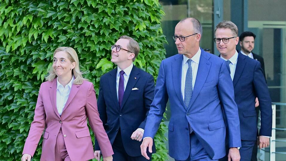Bundeskanzler Friedrich Merz (2.v.r, CDU), die bisherige Gesundheitsministerin Nina Warken (l, CDU), der bisherige CDU-Generalsekret&auml;r Carsten Linnemann (r), und der bisherige Parlamentarische Staatssekret&auml;r im Digitalministerium, Philipp Amthor (2.v.l, CDU) kommen zu einer Pressekonferenz im Kanzleramt in Berlin zu personellen Ver&auml;nderungen in Regierung und CDU.
