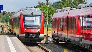 F&uuml;r jede Zugfahrt f&auml;llt in Deutschland eine sogenannte Schienenmaut an. F&uuml;r den Nahverkehr k&ouml;nnte diese deutlich steigen - eine Klage soll das nun verhindern. (Archivbild)