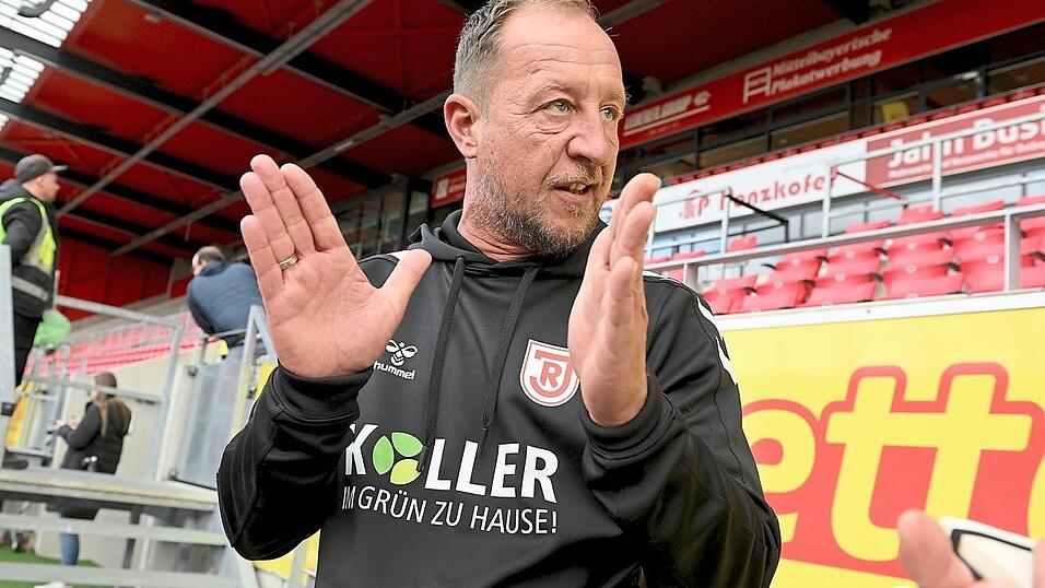 Der 'Head of Greenkeepers' Peter Mauerer hält mit seinem Team den heiligen Rasen auf exakt 23 Millimetern Länge. Der 'Head of Greenkeepers' Peter Mauerer hält mit seinem Team den heiligen Rasen auf exakt 23 Millimetern Länge.
