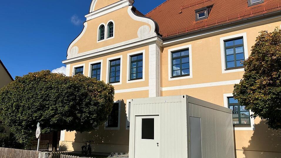 Im Vorgarten von Maria de la Paz steht seit kurzem dieser Container, in dem ein Raum zur Therapie mit integrativen Kindern eingerichtet wird. Im Vorgarten von Maria de la Paz steht seit kurzem dieser Container, in dem ein Raum zur Therapie mit integrativen Kindern eingerichtet wird.
