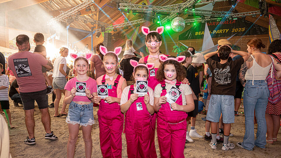 Kinderbeach-Party am Sonntagnachmittag – die besten Momente in Bildern. Kinderbeach-Party am Sonntagnachmittag – die besten Momente in Bildern.