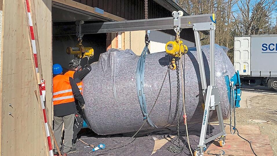 Mit einem Portalkran wurden die beiden zum Schutz gepolsterten Behälter in das Gebäude des Wasserwerks manövriert. Ab Oktober soll das Moosburger Trinkwasser durch sie gereinigt werden. Mit einem Portalkran wurden die beiden zum Schutz gepolsterten Behälter in das Gebäude des Wasserwerks manövriert. Ab Oktober soll das Moosburger Trinkwasser durch sie gereinigt werden.