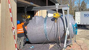 Mit einem Portalkran wurden die beiden zum Schutz gepolsterten Behälter in das Gebäude des Wasserwerks manövriert. Ab Oktober soll das Moosburger Trinkwasser durch sie gereinigt werden. Mit einem Portalkran wurden die beiden zum Schutz gepolsterten Behälter in das Gebäude des Wasserwerks manövriert. Ab Oktober soll das Moosburger Trinkwasser durch sie gereinigt werden.