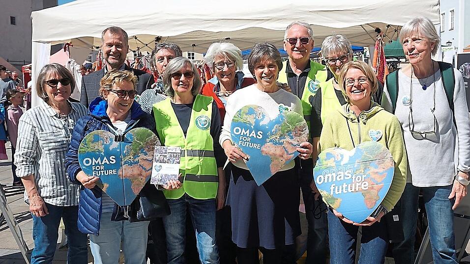 Die 'Omas for Future' wurden durch einige Opas ergänzt.