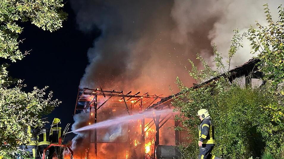 Die Scheune stand lichterloh in Flammen.