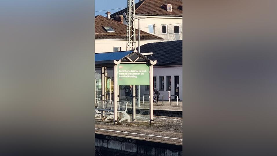'Sagenhaft, dass Sie da sind', sagt die DB-Werbung am Bahnhof Plattling. Die Reisenden dürften sich das am Montag auch gedacht haben, als sie nach vielen Stunden auf der Strecke endlich doch noch dort eintrafen. 'Sagenhaft, dass Sie da sind', sagt die DB-Werbung am Bahnhof Plattling. Die Reisenden dürften sich das am Montag auch gedacht haben, als sie nach vielen Stunden auf der Strecke endlich doch noch dort eintrafen.