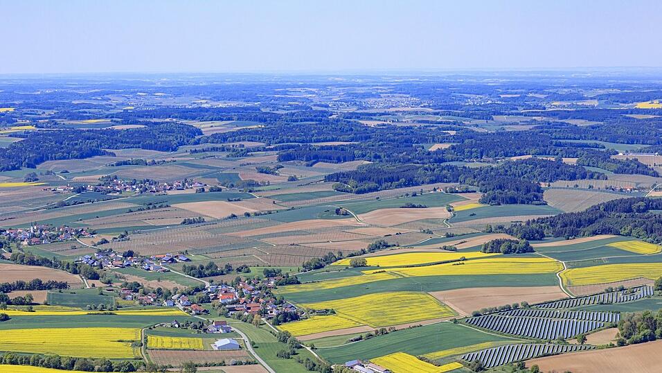 2025: Ein Solarfeld produziert Strom aus erneuerbarer Energie.