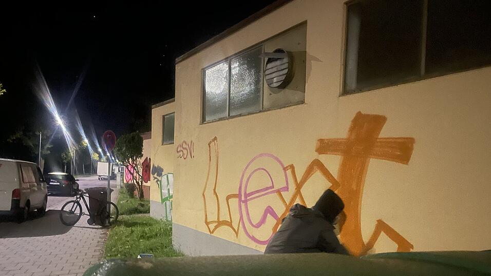 Inzwischen sprüht Max seit 15 Minuten, auf der buttergelben Wand sind nur die Umrisse „Text“ in oranger und pinker Farbe zu sehen. Inzwischen sprüht Max seit 15 Minuten, auf der buttergelben Wand sind nur die Umrisse „Text“ in oranger und pinker Farbe zu sehen.