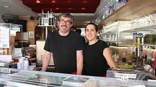 Dario und Tochter Picabo Scussel in ihrem Eiscafé Dolomiti Dario und Tochter Picabo Scussel in ihrem Eiscafé Dolomiti