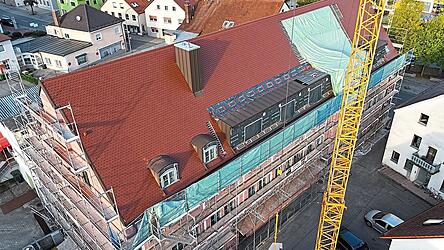 Das Rathaus wird derzeit umgebaut. Vom Fortschritt im Dachgeschoss hatte Heike Berger bei den B&uuml;rgerversammlungen Drohnenfotos mit dabei.