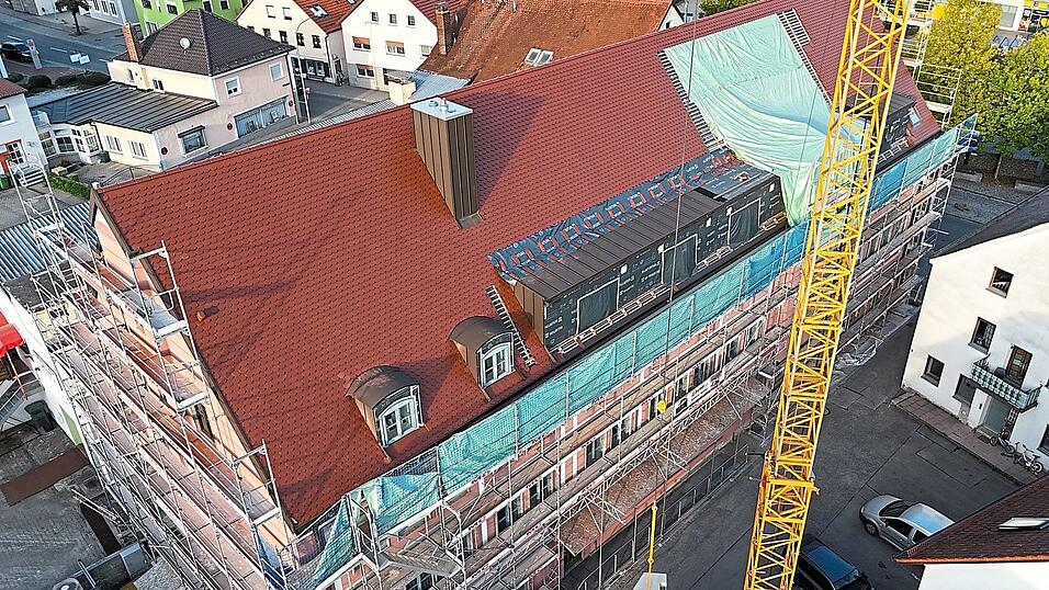 Das Rathaus wird derzeit umgebaut. Vom Fortschritt im Dachgeschoss hatte Heike Berger bei den B&uuml;rgerversammlungen Drohnenfotos mit dabei.