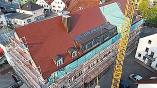 Das Rathaus wird derzeit umgebaut. Vom Fortschritt im Dachgeschoss hatte Heike Berger bei den B&uuml;rgerversammlungen Drohnenfotos mit dabei.