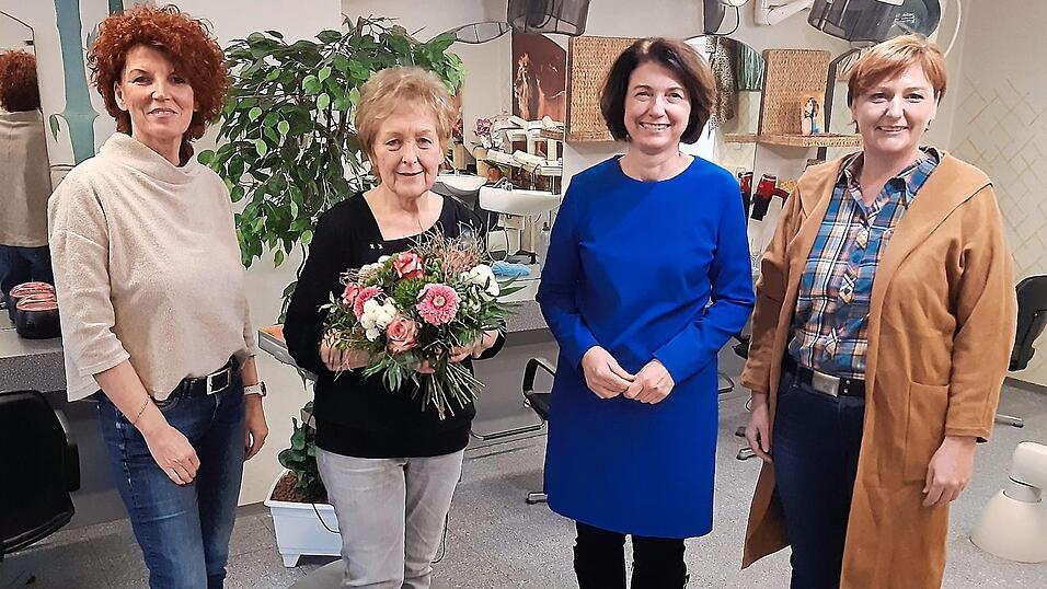 Die Obermeisterin der Friseur-Innung Cham, Sabine Schneider (links), und die Geschäftsführerin der Kreishandwerkerschaft, Rosmarie Tragl-Kraus (Zweite von rechts), gratulierten Gerda Braun-Beikler (Zweite von links); mit dabei Tochter Stephanie Lampatzer (rechts)
