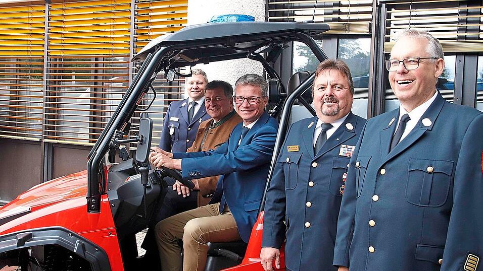 Kreisbrandrat Alois Schraufstetter (v. r.), Kreisbrandinspektor Bernhard S&uuml;&szlig;, Landrat Bernd Sibler, Minister Christian Bernreiter und Kreisbrandinspektor Erwin Wurzer bei der Verabschiedung und Amtseinf&uuml;hrung.