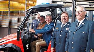 Kreisbrandrat Alois Schraufstetter (v. r.), Kreisbrandinspektor Bernhard S&uuml;&szlig;, Landrat Bernd Sibler, Minister Christian Bernreiter und Kreisbrandinspektor Erwin Wurzer bei der Verabschiedung und Amtseinf&uuml;hrung.