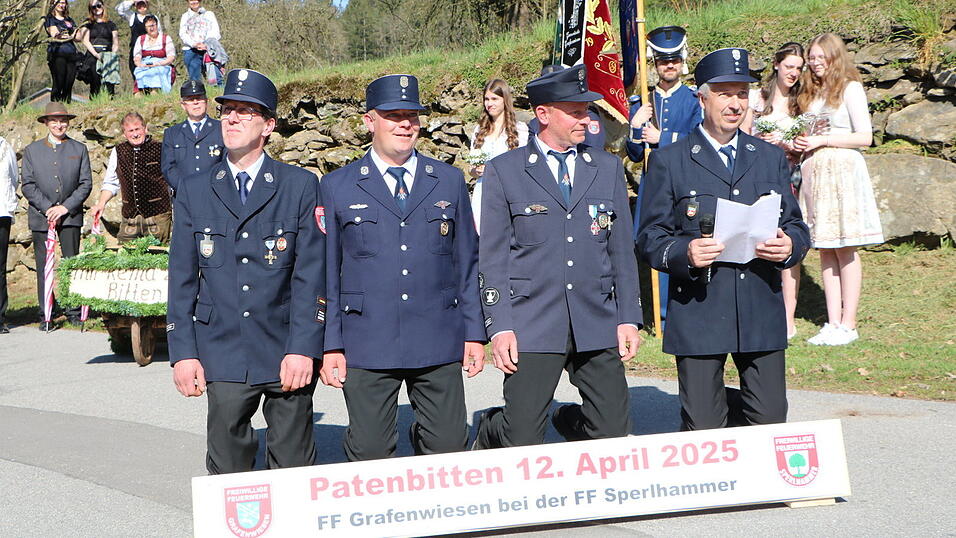 Festleiter Martin Kolbeck, sein Stellvertreter Stefan Berzl, 2. Kommandant Christian Aigner und Vorsitzender Stephan Wagner mussten auf einem Holzscheit knien. Festleiter Martin Kolbeck, sein Stellvertreter Stefan Berzl, 2. Kommandant Christian Aigner und Vorsitzender Stephan Wagner mussten auf einem Holzscheit knien.