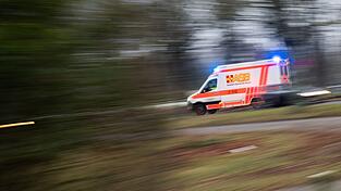 Trotz sofort eingeleiteter Rettungsmaßnahmen kommt der Mann ums Leben. (Symbolbild)