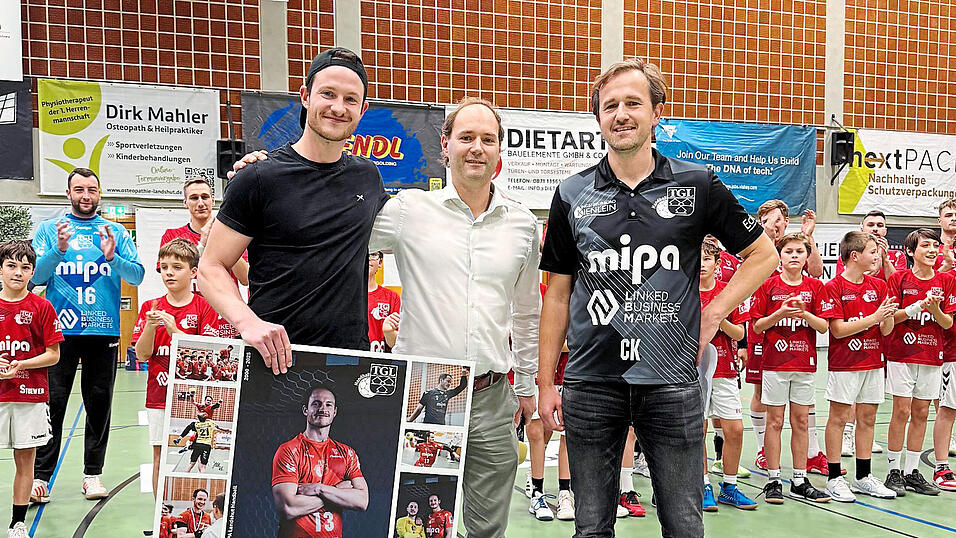 Neues Kapitel: &bdquo;Matze&ldquo; M&uuml;ller (li.) freut sich nach der Verabschiedung durch Abteilungsleiter Stephan Hilkinger (Mitte) und den&nbsp;Vorsitzenden des F&ouml;rdervereins, Christian Kraus, &uuml;ber seine Freizeit.