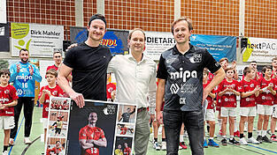 Neues Kapitel: &bdquo;Matze&ldquo; M&uuml;ller (li.) freut sich nach der Verabschiedung durch Abteilungsleiter Stephan Hilkinger (Mitte) und den&nbsp;Vorsitzenden des F&ouml;rdervereins, Christian Kraus, &uuml;ber seine Freizeit.
