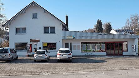Die Gemeinde hat den ehemaligen Supermarkt Nahkauf (r.) und das danebenliegende Wohn- und Gesch&auml;ftshaus (l.) mit dem Gebrauchtwarenladen &bdquo;Schatzkisterl&ldquo; gekauft. Das &bdquo;Schatzkisterl&ldquo; soll aber bestehen bleiben.