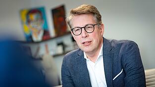 Markus Blume in seinem Ministerb&uuml;ro im Gespr&auml;ch mit unserem Redakteur der Mediengruppe Attenkofer.