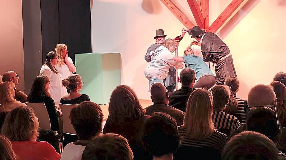 Ausverkauft war die Premiere am Freitag - die Zuschauer warten gespannt, was sich hinter dem Portal zum Wunderland auf der Bühne verbirgt. Ausverkauft war die Premiere am Freitag - die Zuschauer warten gespannt, was sich hinter dem Portal zum Wunderland auf der Bühne verbirgt.