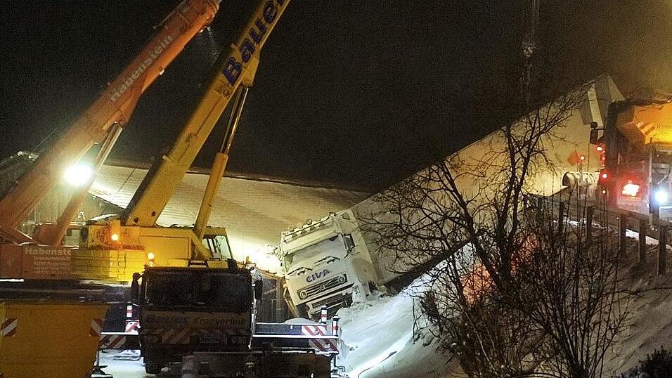 In Ostbayern passierten zwischen Mittwoch und Donnerstag viele Unf&auml;lle. Bei Loitzendorf im Landkreis Straubing-Bogen rutschte ein Sattelzug gegen einen Kuhstall.